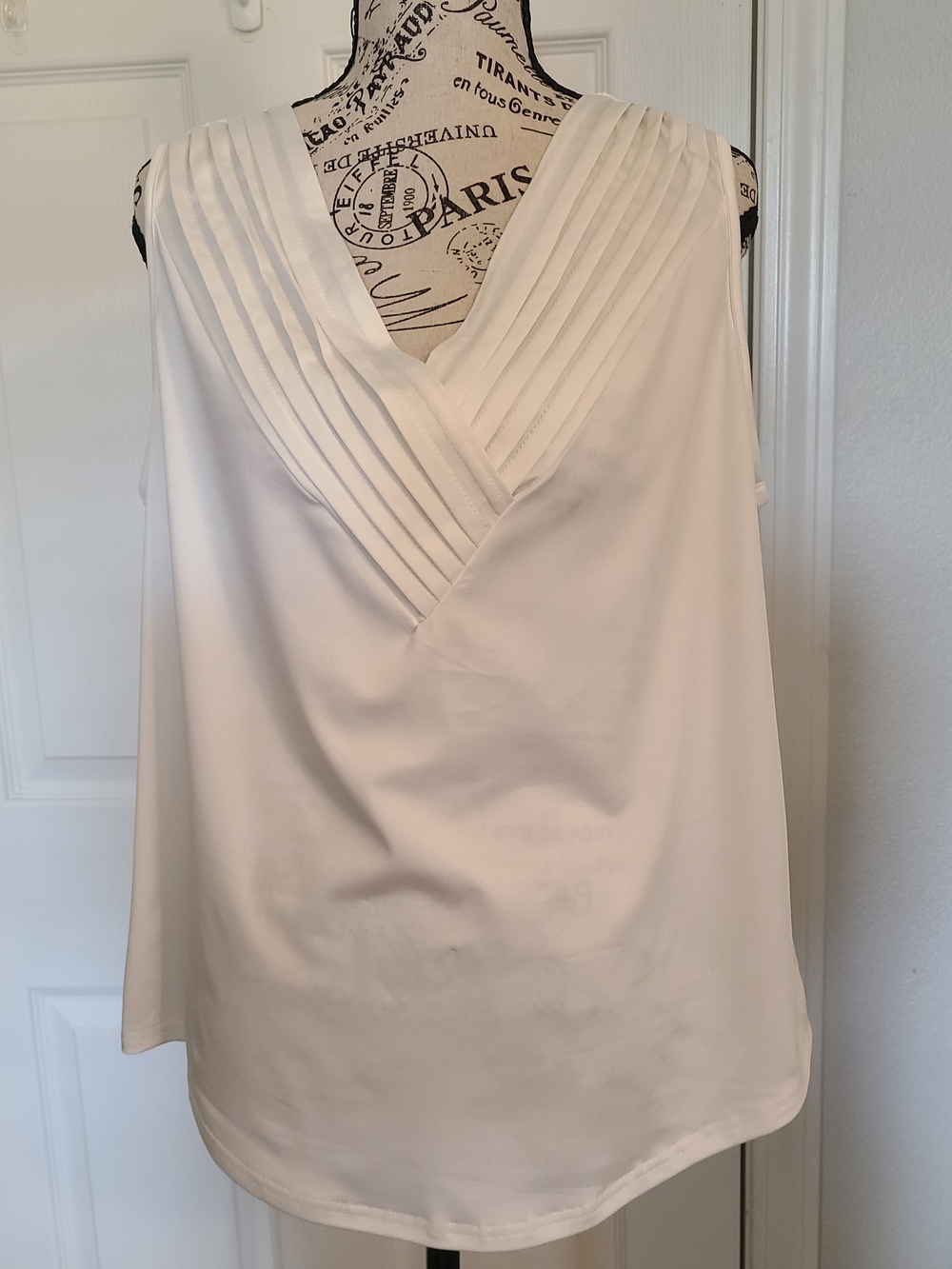 SHEIN White Sleeveless Top with V-Neck